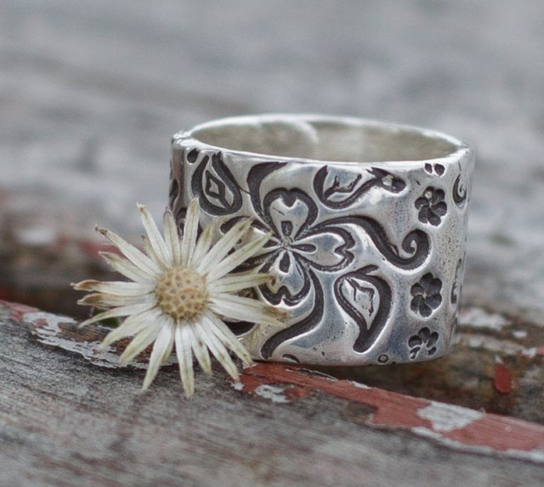 Handcrafter SIlver ring with flowers